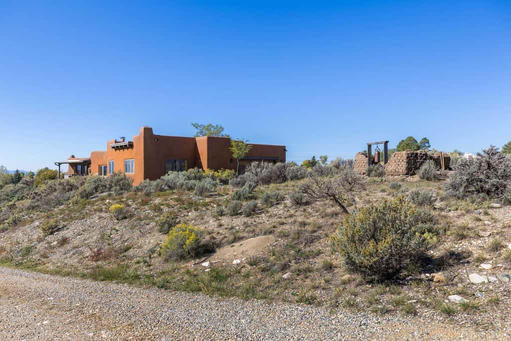 El Nido - Taos Retreat with Hot Tub & Mountain Views