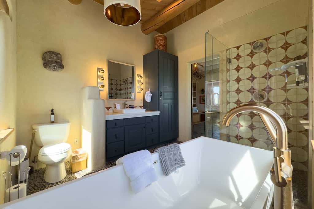 El Nido - Taos Retreat with Hot Tub & Mountain Views
