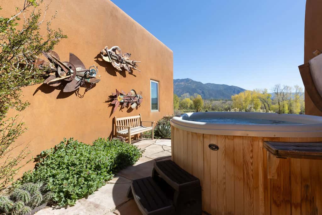 El Nido - Taos Retreat with Hot Tub & Mountain Views