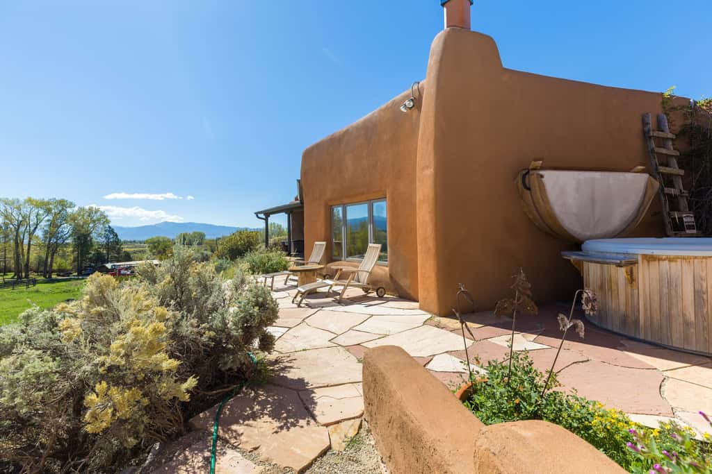 El Nido - Taos Retreat with Hot Tub & Mountain Views