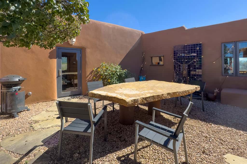 El Nido - Taos Retreat with Hot Tub & Mountain Views