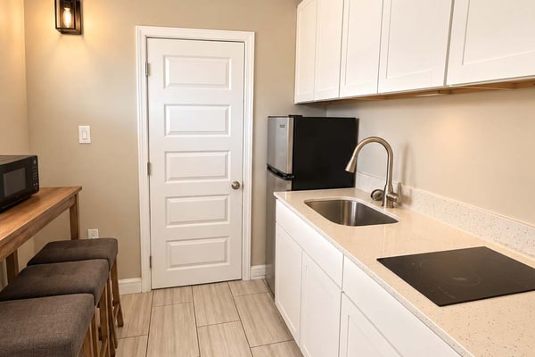 Sunshine, ocean breezes, and laid-back beach days await at The Sunny Seaside at 300 Tenth, Unit 102. Ideally located just moments from the ocean, this inviting studio offers the perfect blend of comfort and convenience for your Myrtle Beach getaway.
Designed to accommodate up to four guests, the studio features two comfortable queen beds and a full kitchen, giving you the flexibility to prepare everything from a quick breakfast before the beach to a relaxed meal after a day of exploring.
Start your mornings with a stroll to the nearby beach, spend the afternoon soaking up the Carolina sunshine, or cool off with a swim in the resort’s outdoor pool. When you’re ready to venture out, Myrtle Beach’s popular restaurants, shopping, golf courses, entertainment, and family-friendly attractions are all within easy reach.
Whether you’re planning a relaxing beach vacation, a couples getaway, or a fun-filled trip with family or friends, The Sunny Seaside offers a welcoming home base with the space, amenities, and coastal location you need to make the most of your Myrtle Beach escape.