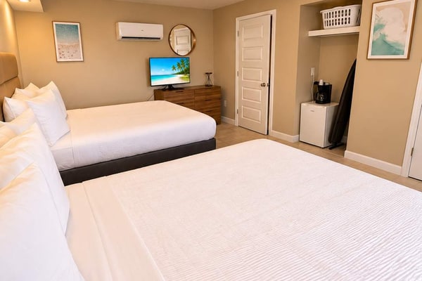 Your Myrtle Beach escape starts at The Salty Getaway, a welcoming coastal retreat just moments from the ocean. Perfect for beach days, relaxing afternoons, and exploring the Grand Strand, this charming studio offers the comfort and convenience you need for an easygoing seaside vacation.
Inside, youâll find a thoughtfully arranged space designed for relaxing after a day in the sun. Convenient amenities, including a mini fridge and microwave, make it easy to keep your favorite snacks and drinks on hand throughout your stay.
Spend your mornings strolling to the nearby beach, cool off with a swim in the outdoor pool, or head out to experience everything Myrtle Beach has to offer. Popular restaurants, shopping, golf courses, entertainment, theme parks, and local attractions are all within easy reach.
Whether youâre planning a relaxing beach escape, a couples getaway, or a fun-filled Myrtle Beach adventure, The Salty Getaway provides a comfortable and convenient home base for making the most of your time along the coast.