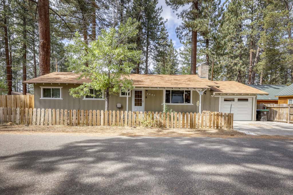 Cozy South Lake Tahoe retreat near meadows, lake days & mountain adventures 