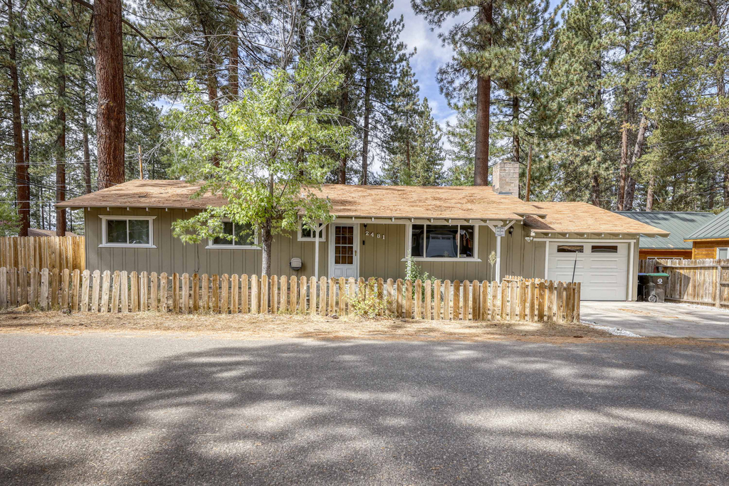 Cozy South Lake Tahoe retreat near meadows, lake days & mountain adventures