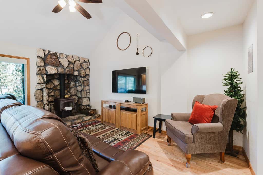 Sunriver Fun with a Private Hot Tub, Cozy Fireplaces & SHARC Access for the Ultimate Sunriver Getaway