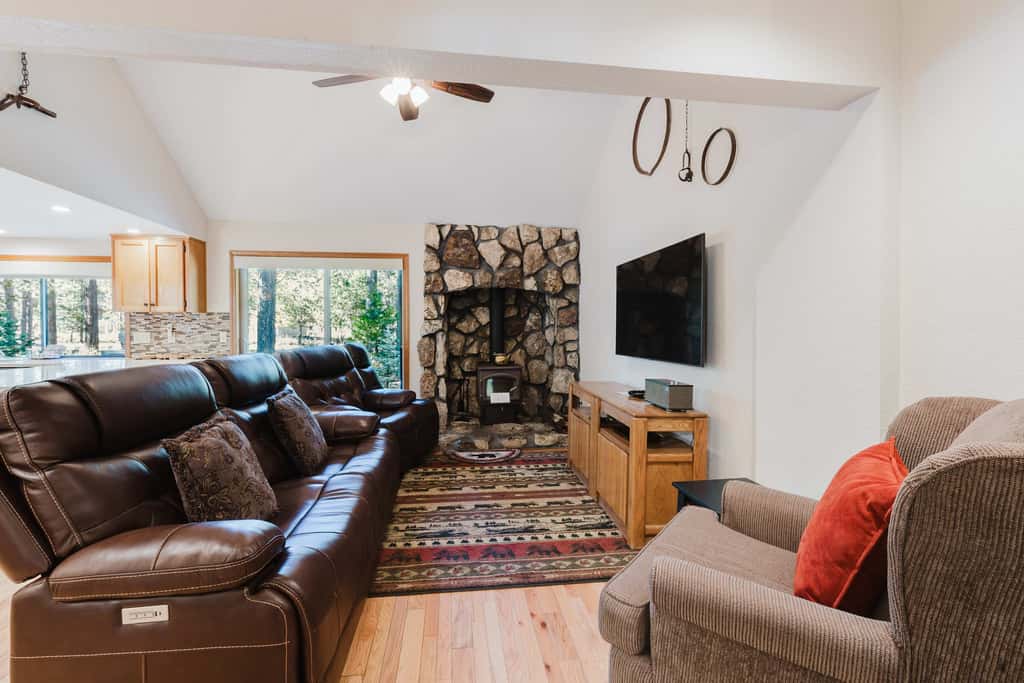 Sunriver Fun with a Private Hot Tub, Cozy Fireplaces & SHARC Access for the Ultimate Sunriver Getaway