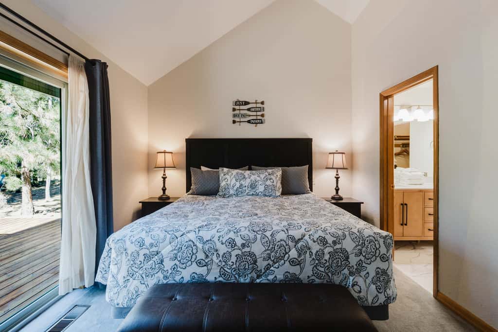Sunriver Fun with a Private Hot Tub, Cozy Fireplaces & SHARC Access for the Ultimate Sunriver Getaway