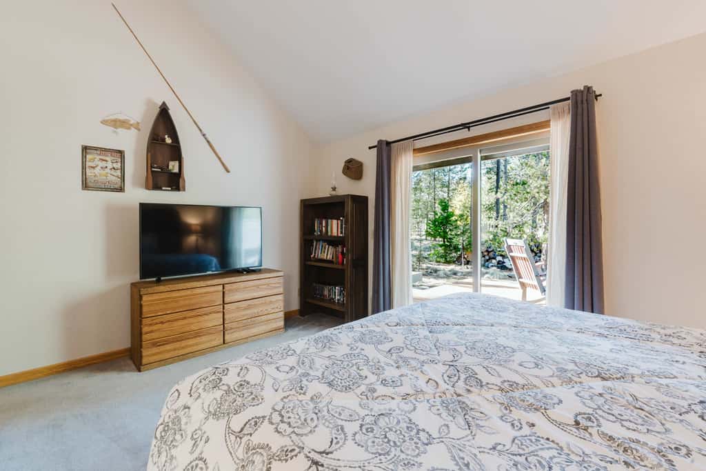 Sunriver Fun with a Private Hot Tub, Cozy Fireplaces & SHARC Access for the Ultimate Sunriver Getaway