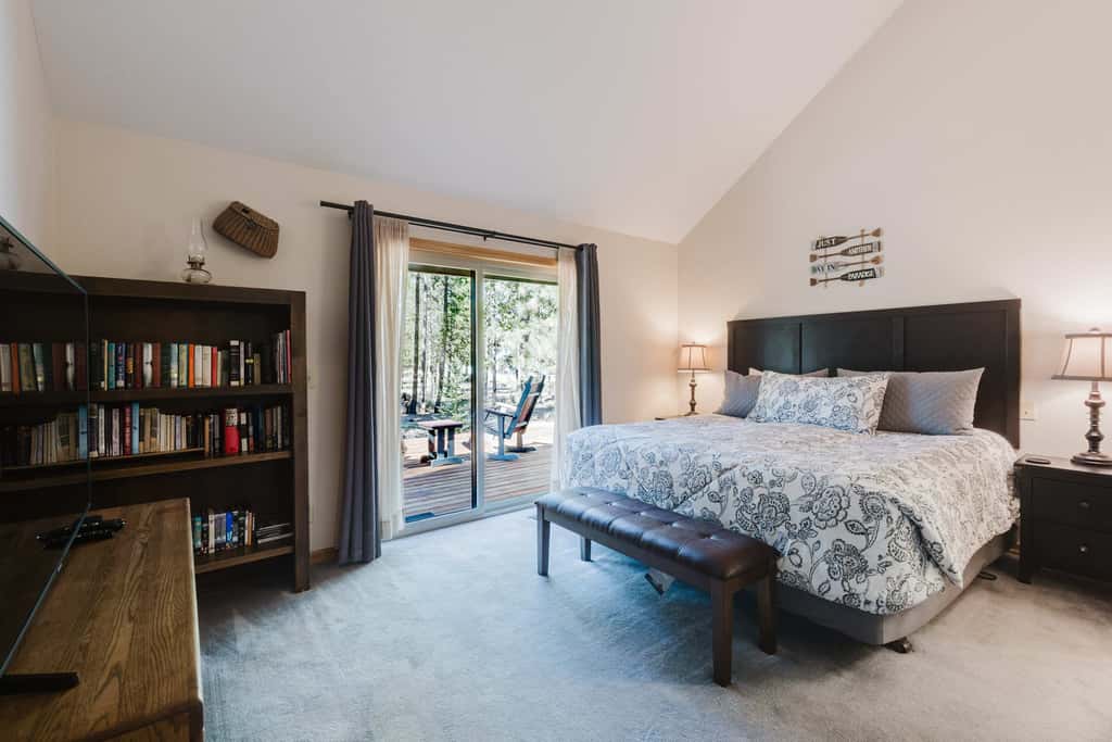 Sunriver Fun with a Private Hot Tub, Cozy Fireplaces & SHARC Access for the Ultimate Sunriver Getaway
