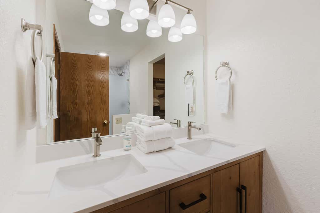 Sunriver Fun with a Private Hot Tub, Cozy Fireplaces & SHARC Access for the Ultimate Sunriver Getaway