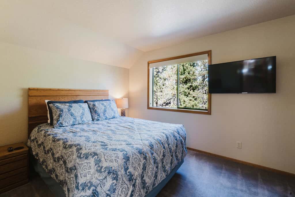 Sunriver Fun with a Private Hot Tub, Cozy Fireplaces & SHARC Access for the Ultimate Sunriver Getaway