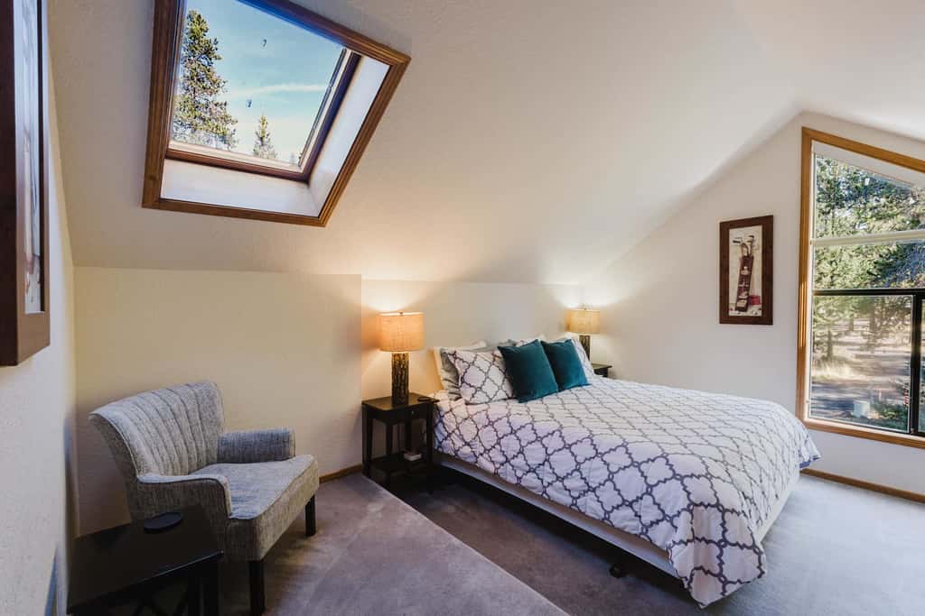 Sunriver Fun with a Private Hot Tub, Cozy Fireplaces & SHARC Access for the Ultimate Sunriver Getaway