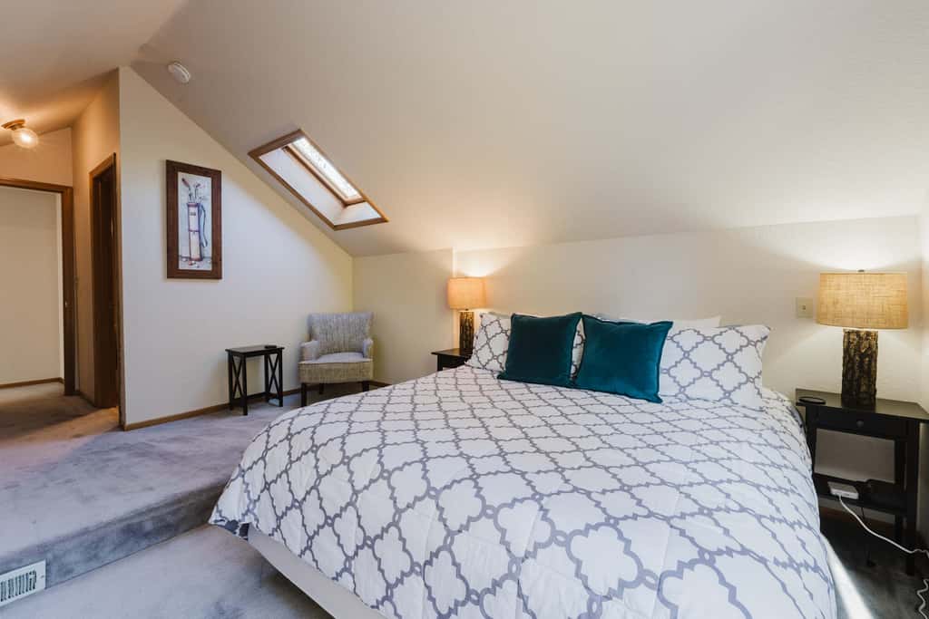 Sunriver Fun with a Private Hot Tub, Cozy Fireplaces & SHARC Access for the Ultimate Sunriver Getaway