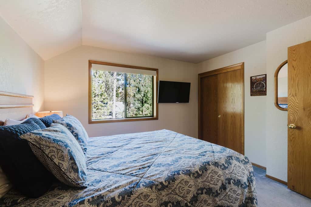 Sunriver Fun with a Private Hot Tub, Cozy Fireplaces & SHARC Access for the Ultimate Sunriver Getaway