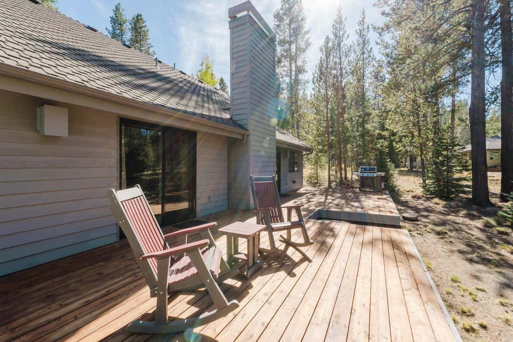 Sunriver Fun with a Private Hot Tub, Cozy Fireplaces & SHARC Access for the Ultimate Sunriver Getaway