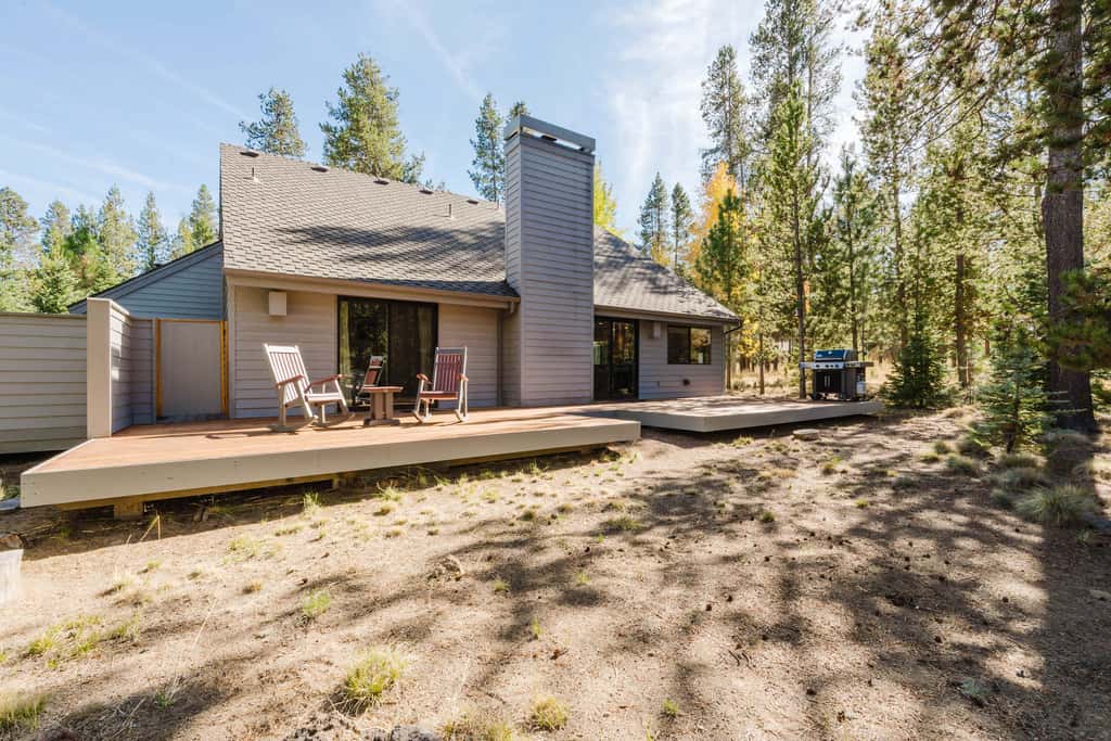 Sunriver Fun with a Private Hot Tub, Cozy Fireplaces & SHARC Access for the Ultimate Sunriver Getaway