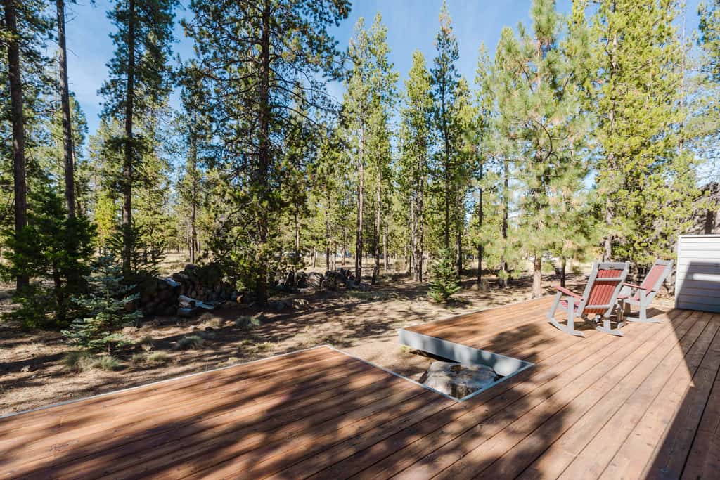 Sunriver Fun with a Private Hot Tub, Cozy Fireplaces & SHARC Access for the Ultimate Sunriver Getaway