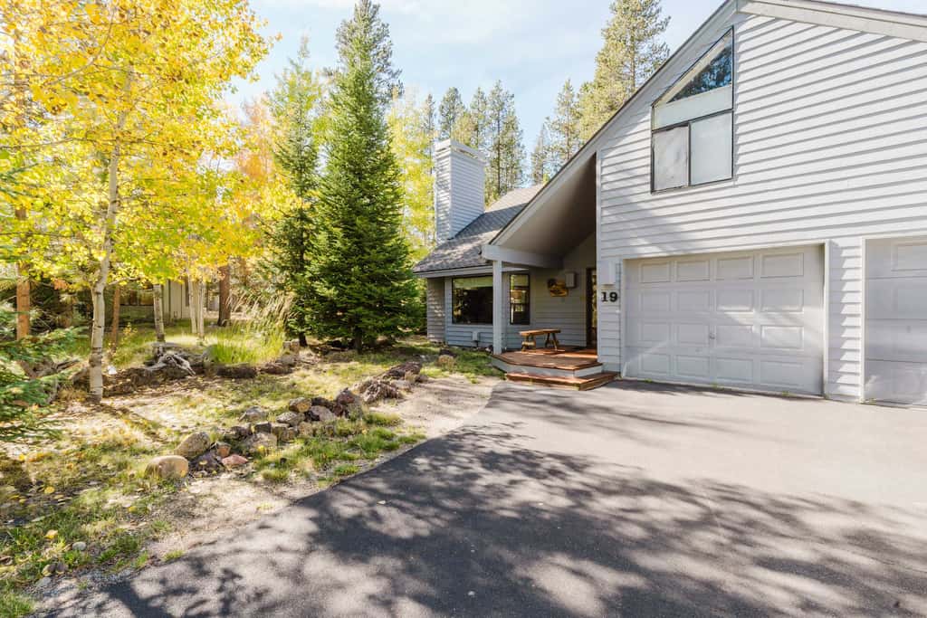 Sunriver Fun with a Private Hot Tub, Cozy Fireplaces & SHARC Access for the Ultimate Sunriver Getaway