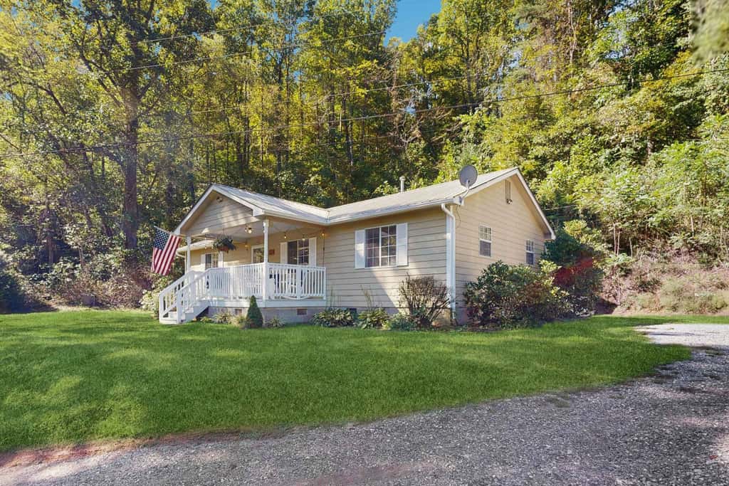Mountain House 2 Miles to WCU  Hot Tub Fire Pit & BBQ Fishing and Climbing Nearby