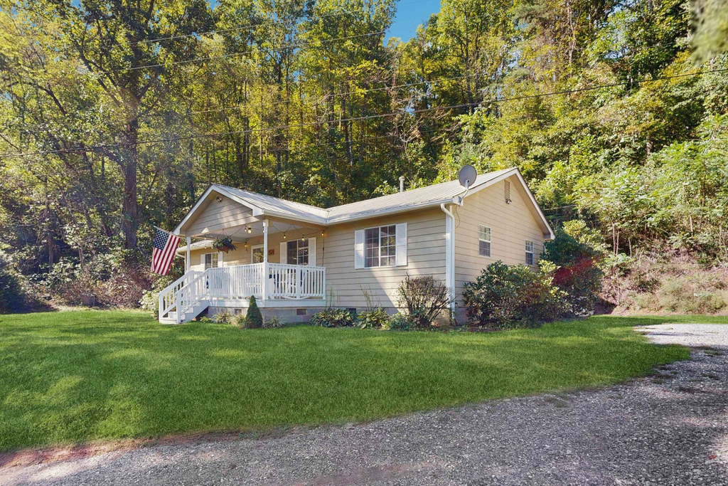 Mountain House 2 Miles to WCU  Hot Tub Fire Pit & BBQ Fishing and Climbing Nearby