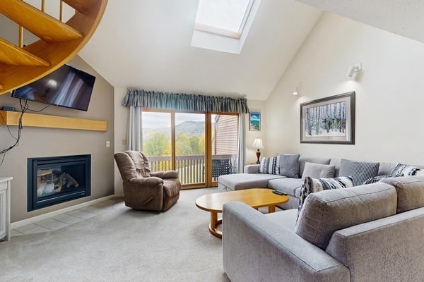 2BR at Nordic Village w/ shared pool, game room near ski, golf & storyland
