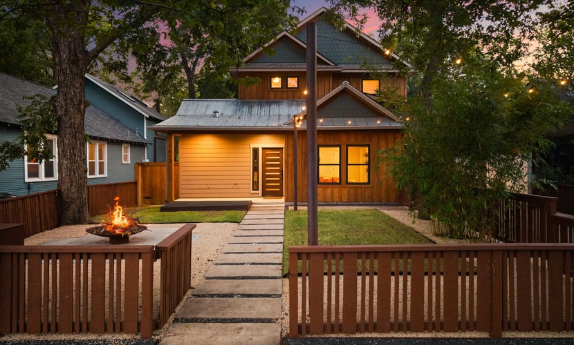 East Austin | Walk to Bars, BBQ + Nightlife | Near Downtown | Free Parking | Sleeps 8 | 0.9 to Rainey St. District