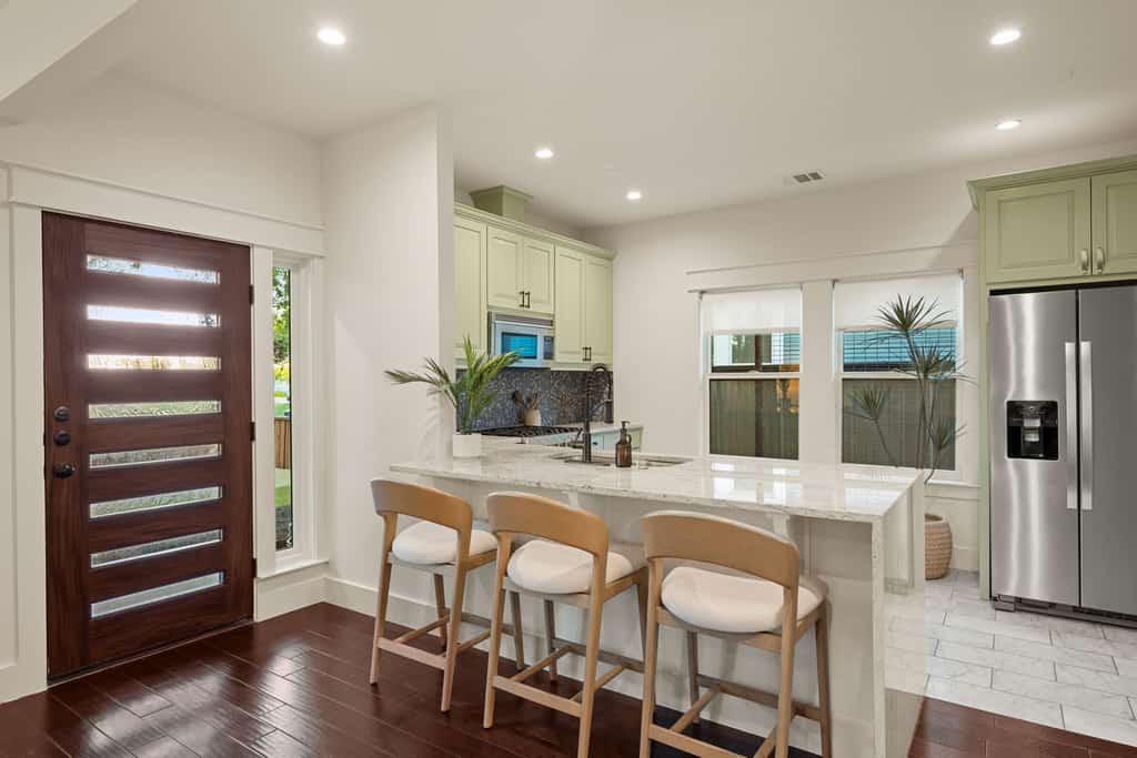 East Austin | Walk to Bars, BBQ + Nightlife | Near Downtown | Free Parking | Sleeps 8 | 0.9 to Rainey St. District