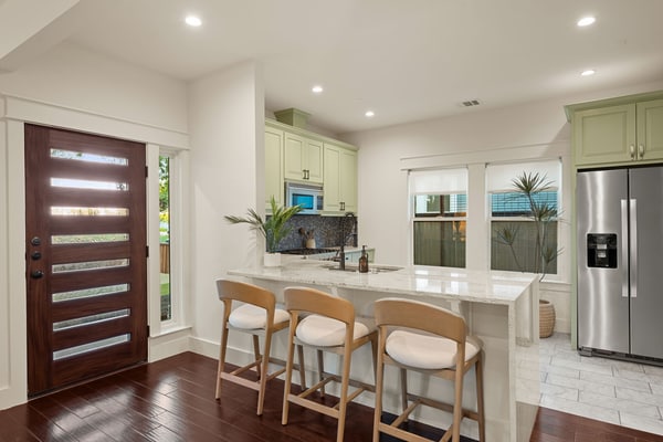 East Austin | Walk to Bars, BBQ + Nightlife | Near Downtown | Free Parking | Sleeps 8 | 0.9 to Rainey St. District