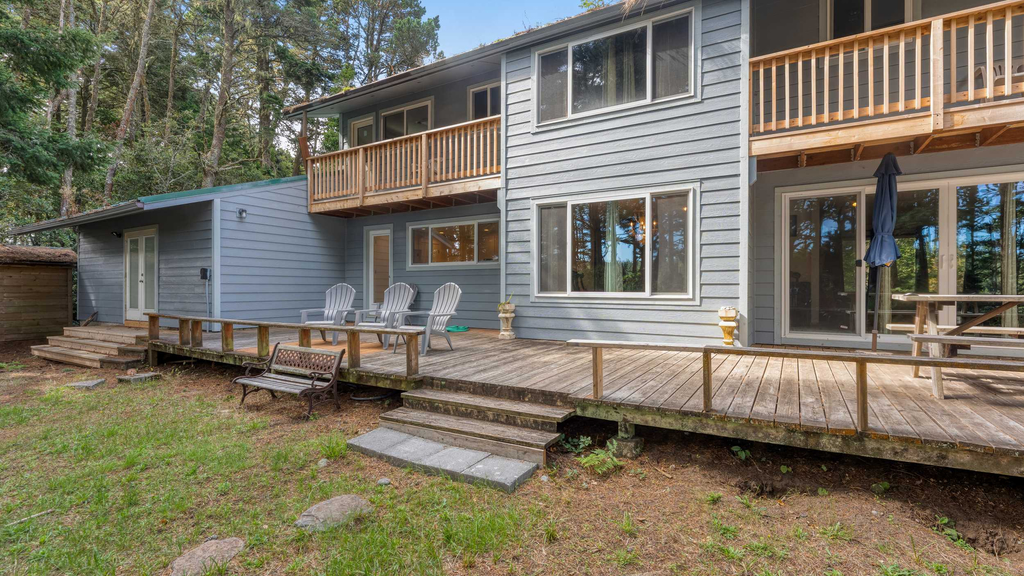 Wooded Lakefront Retreat
