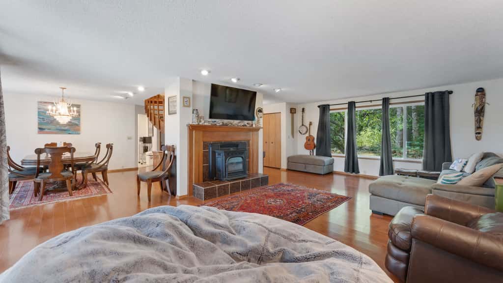 Wooded Lakefront Retreat 