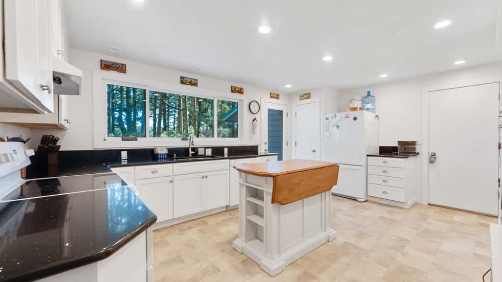 Wooded Lakefront Retreat 