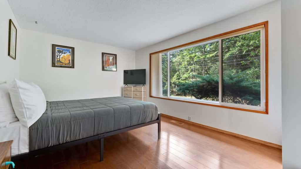 Wooded Lakefront Retreat 