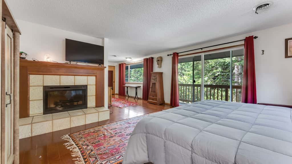 Wooded Lakefront Retreat 