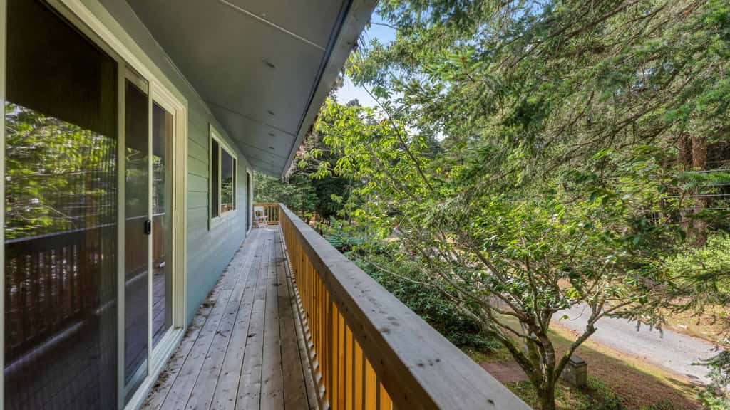 Wooded Lakefront Retreat 