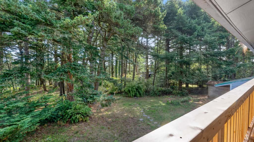 Wooded Lakefront Retreat 