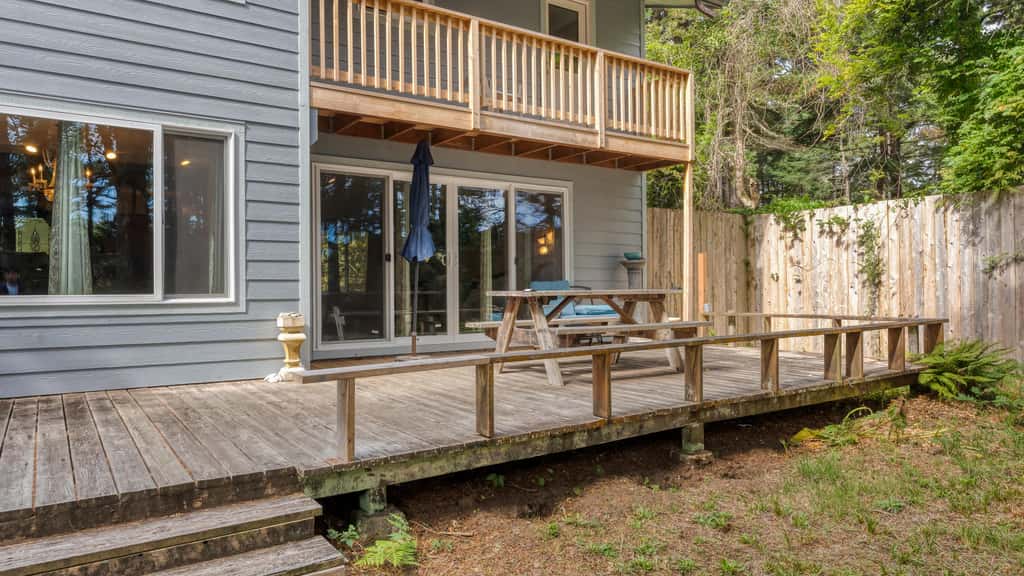 Wooded Lakefront Retreat 