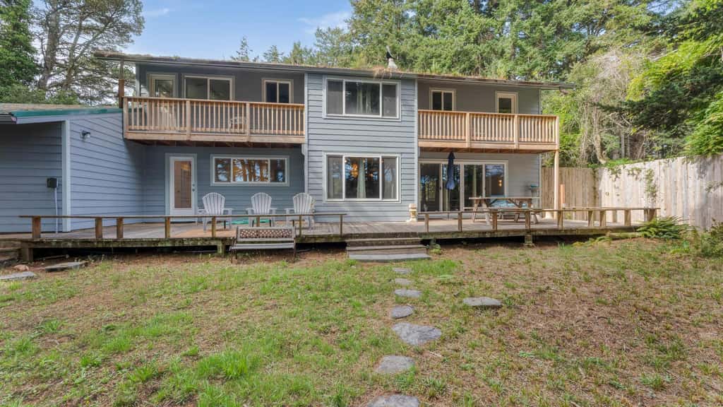 Wooded Lakefront Retreat 