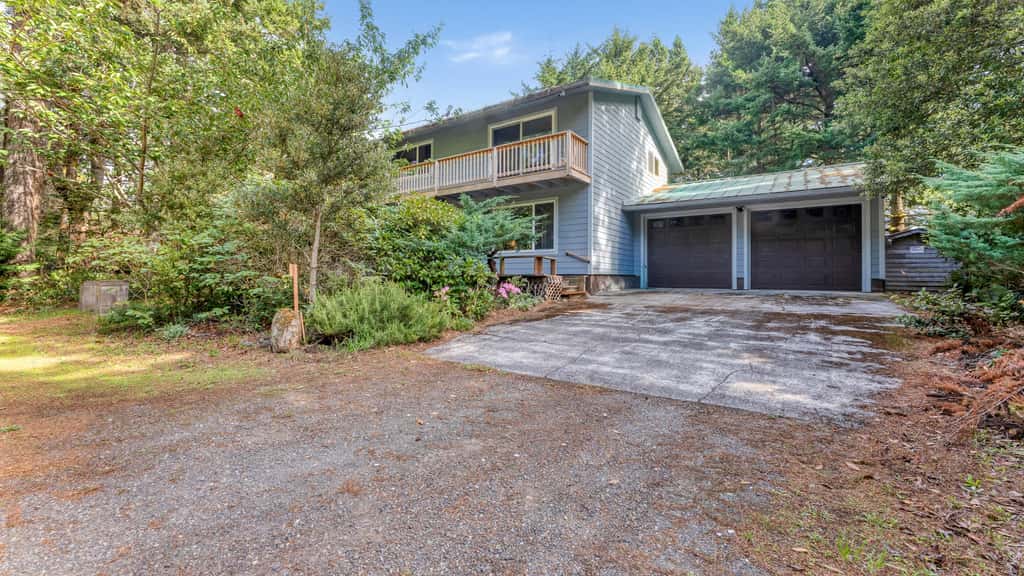 Wooded Lakefront Retreat 