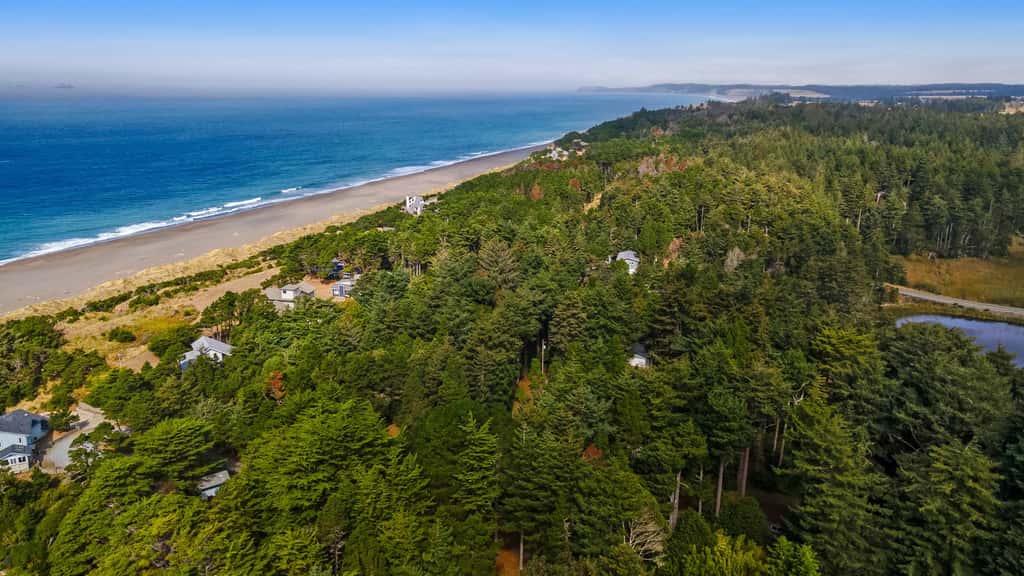 Wooded Lakefront Retreat 