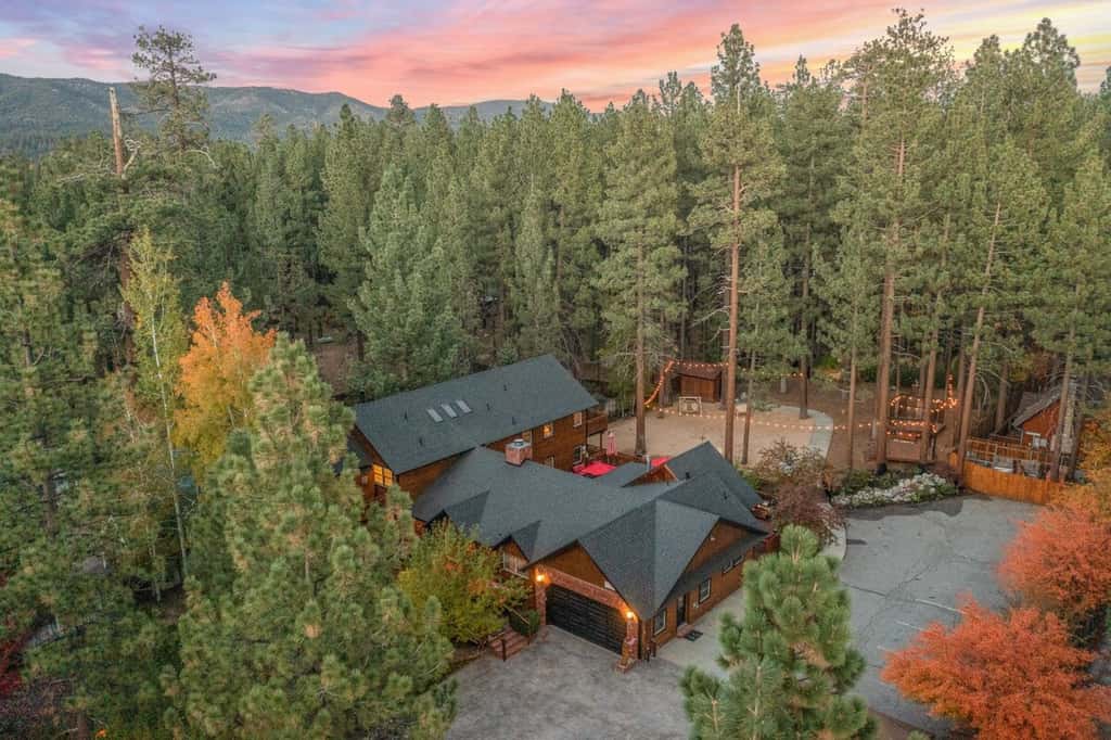 1-Acre Estate · Sleeps 16 · Near Slopes & Village