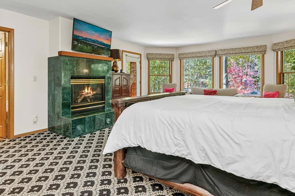 1-Acre Estate · Sleeps 16 · Near Slopes & Village