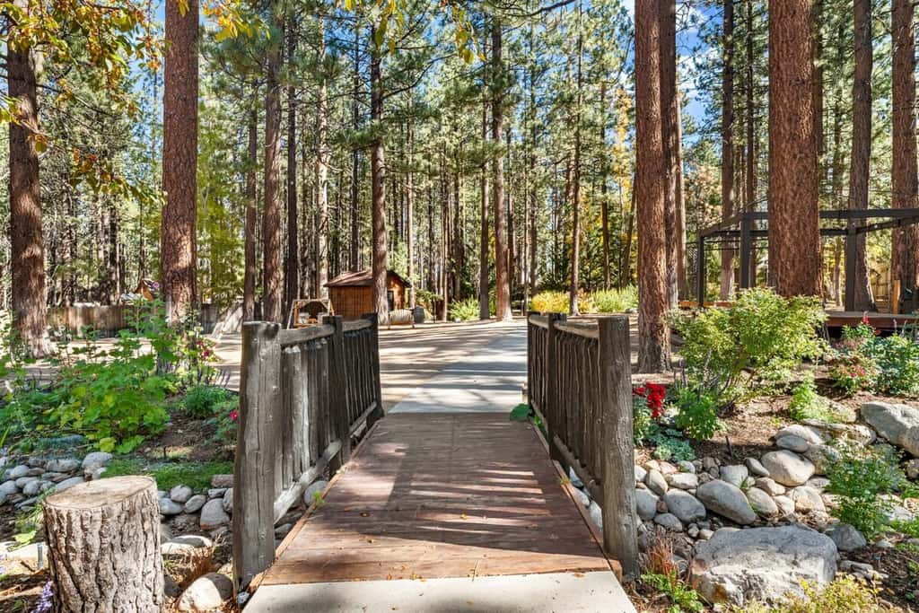 1-Acre Estate · Sleeps 16 · Near Slopes & Village