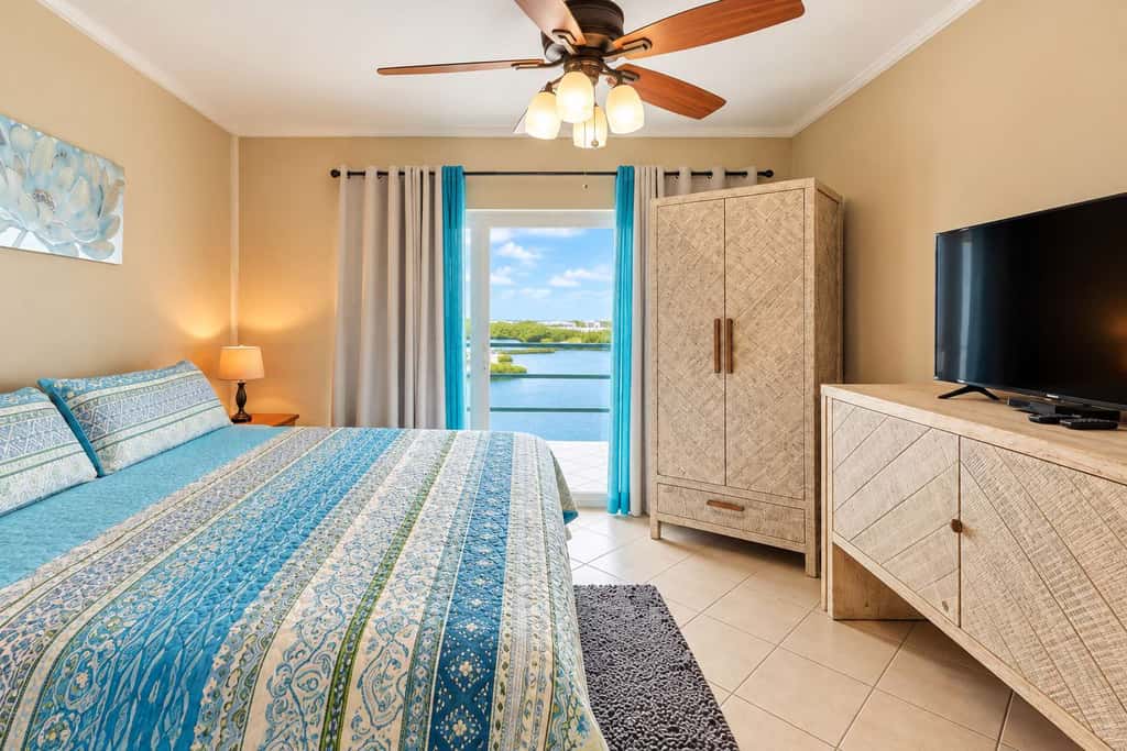 Renovated Lagoon View Condo with Pool in San Pedro