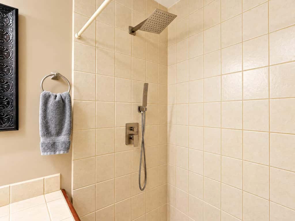 Renovated Lagoon View Condo with Pool in San Pedro