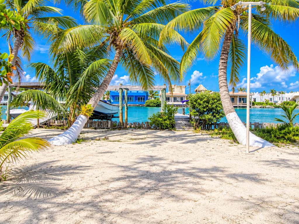 Renovated Lagoon View Condo with Pool in San Pedro