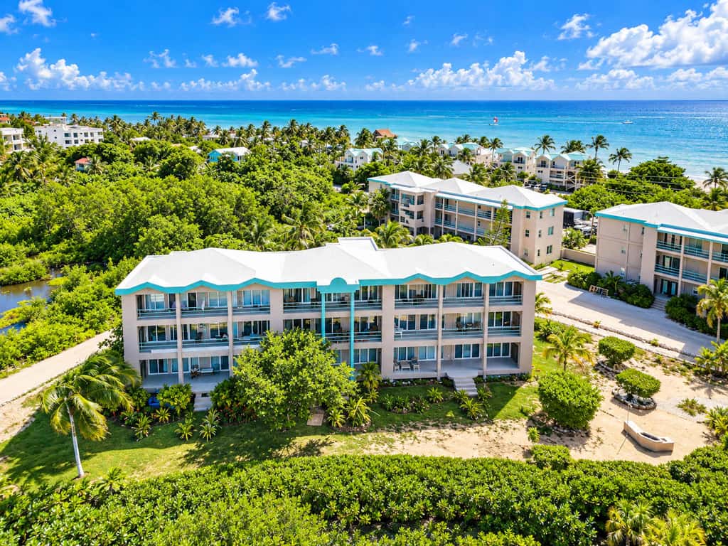 Renovated Lagoon View Condo with Pool in San Pedro