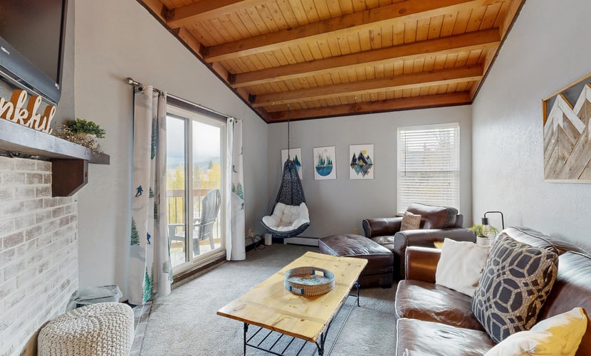 Cozy 2BR Silverthorne condo with fireplace, Wi-Fi & balcony.