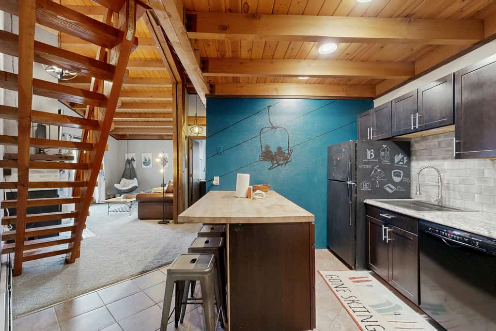 Cozy 2BR Silverthorne condo with fireplace, Wi-Fi & balcony.