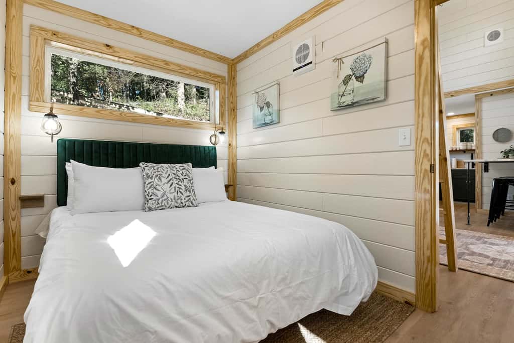 Chestnut Cottage w Deck Seating, Near Ruby Falls